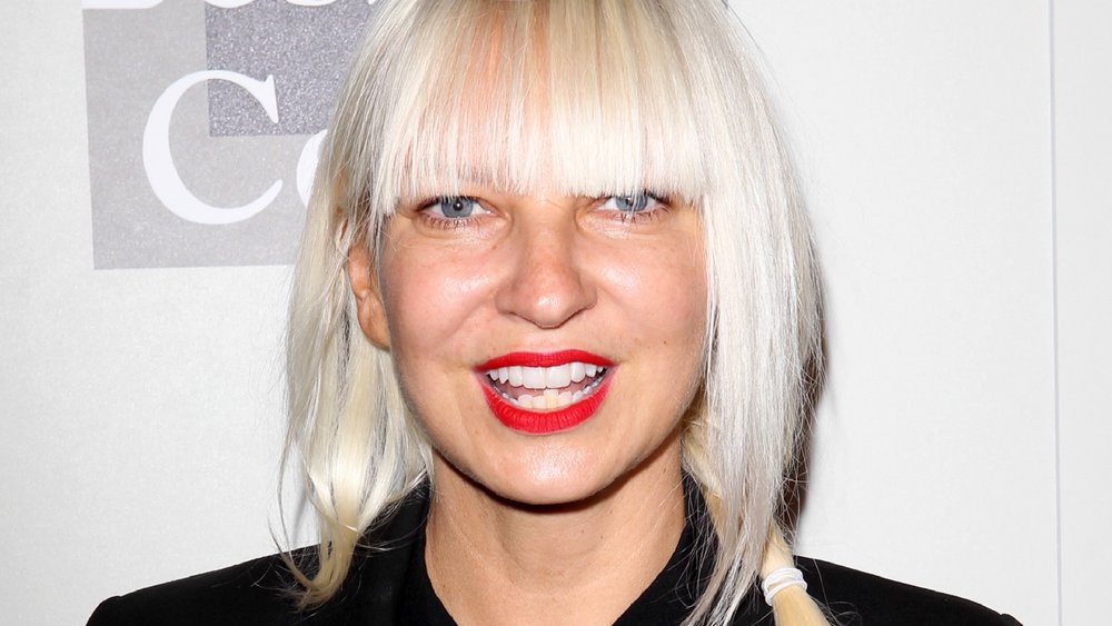 Sia Just Gave Her Favorite ‘Survivor’ Contestant The Largest ‘Sia Award ...